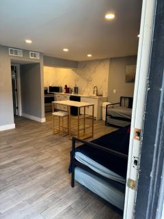 Chic & Cozy Montrose Apt with Pool & Parking - 8