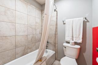 Super 8 by Wyndham Ontario - 2