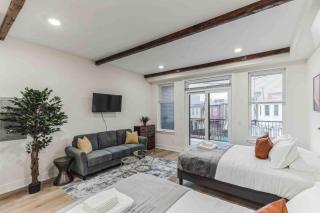 Large Studio w 2 Beds and Balcony (C) - 6