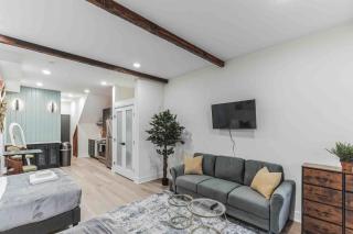 Large Studio w 2 Beds and Balcony (C) - 5