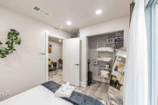 8 minutes to DT - 1BR w Parking (204) - 2