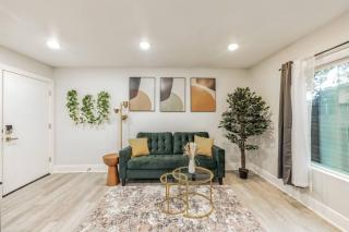 8 Minutes to DT - 1BR w Parking (103) - 0