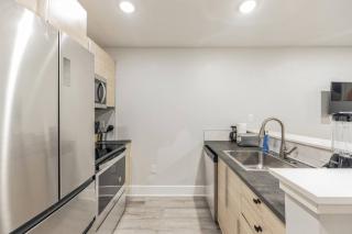 8 Minutes to DT - 1BR w Parking (103) - 3