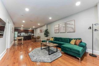 NEW 4 Bedroom - 4 Bathroom Center City with Private Rooftop Terrace Sleeps 20) - 3