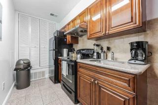 Cozy Studio Across from Convention Center - 3R - 9