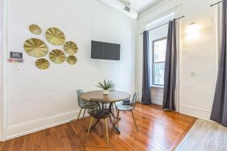 Large Historical Center City 1BR that Sleeps 4 - 7