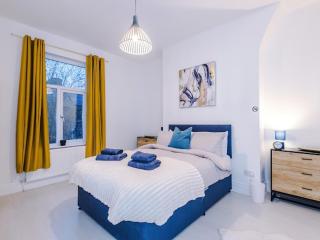 Sleep7, Pool Table, TTennis, Free Parking, 3BR - 4