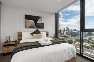 Premium Retreat with Balcony Views Pool Gym and Parking - 0