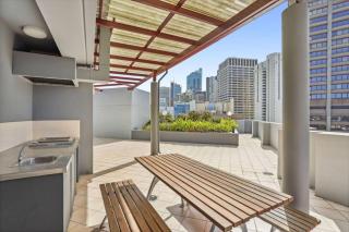 Pelican Retreat 1BR CBD Apartment with Gym and Pool - 9