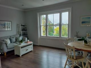 Sunny Riverside Victorian Flat - 7