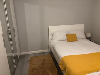 4 Bed House-Sleeps 7-Free Parking - 3