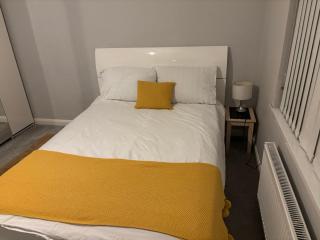 4 Bed House-Sleeps 7-Free Parking - 5
