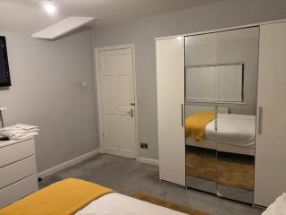 4 Bed House-Sleeps 7-Free Parking - 4