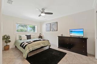 Luxury Getaway In Naples Pool Elegant Remodel - 4