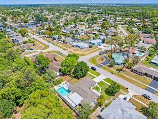 Luxury Getaway In Naples Pool Elegant Remodel - 3