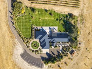 Book the Entire Eleanor Inn - 9