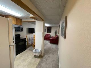 Moose 2 bedroom lower, close to downtown - 4