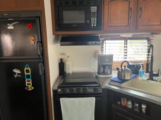 Comfortable Guest RV With EV charger Semi Rural Area - 4