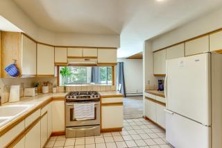 3 Mi to Lake Tahoe Forest-View Sanctuary with Deck! - 1