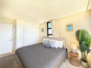 Ocean View with King Bed, Parking, & Walk to Beach - 8
