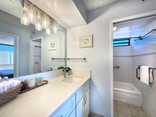 Ocean View with King Bed, Parking, & Walk to Beach - 6