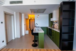 Stylish Apartment with Amazing Balcony Views, Pool & Spa - 5