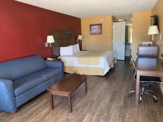 Days Inn by Wyndham Clinton - 5