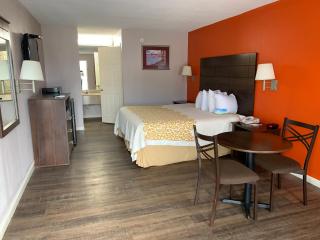 Days Inn by Wyndham Clinton - 1