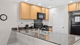 2 Beachfront Condos BBQ Balconies Resort Pool Hot Tub Direct Beach Access - 2