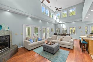 Cozy Lake Getaway with Firepit, Lake Access, Theatre - 1