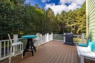 Cozy Lake Getaway with Firepit, Lake Access, Theatre - 2