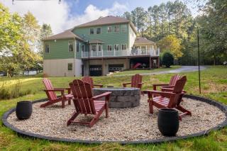 Cozy Lake Getaway with Firepit, Lake Access, Theatre - 9