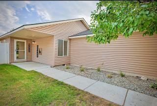 3 bedroom 2 bath, Garage, Walk to Park, Central Location, Pets OK - 8