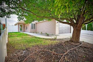 3 bedroom 2 bath, Garage, Walk to Park, Central Location, Pets OK - 0