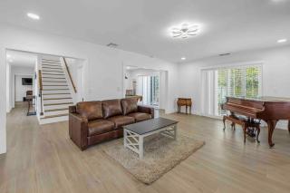 Modern Pool Estate, Beach, Downtown - seasonal - 8