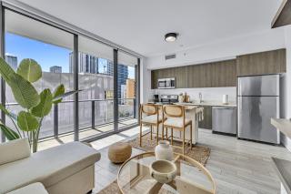 Luxury High-Rise Condo in Downtown Miami - Pool and Gym - 3