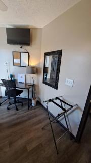Classic Bedroom 2 - Queen Bed, Desk, TV, Closet - 8