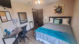 Classic Bedroom 2 - Queen Bed, Desk, TV, Closet - 9