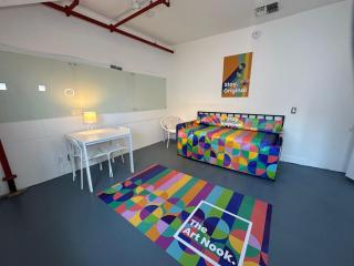 The Art Nook Creative Hostel Room in the Heart of Hollywood Los Angeles - 1