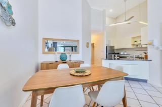 Harbour Breeze Escape Top Floor Apt with Pool - 2