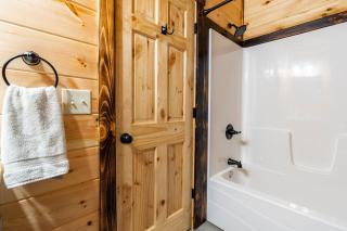 Cheerful Cabin Nestled in Serene Wooded Ravine - 5