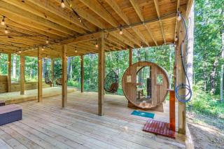 Cheerful Cabin Nestled in Serene Wooded Ravine - 1