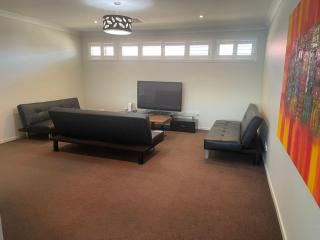 Sunkissed Manor - Swimming Pool - 3 Mins to Beach - 8