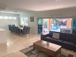 Sunkissed Manor - Swimming Pool - 3 Mins to Beach - 7