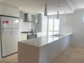 Sunkissed Manor - Swimming Pool - 3 Mins to Beach - 6