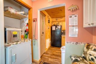 1mi to Lake Wallenpaupack | Firepit | Pet Friendly - 3