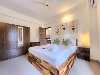 Cozy 1 BHK Modern Apartment - Gym, Pool & Amenities - 5 Minutes to Candolim Beach - 0