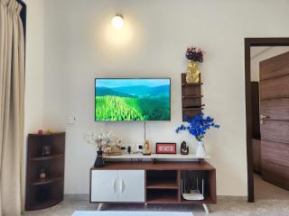 Cozy 1 BHK Modern Apartment - Gym, Pool & Amenities - 5 Minutes to Candolim Beach - 1