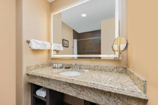 La Quinta by Wyndham Marble Falls - 1