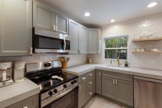 Cozy Cabana East - Gorgeously Renovated wHeated Pool Beach Gear Walk to Beach - 7